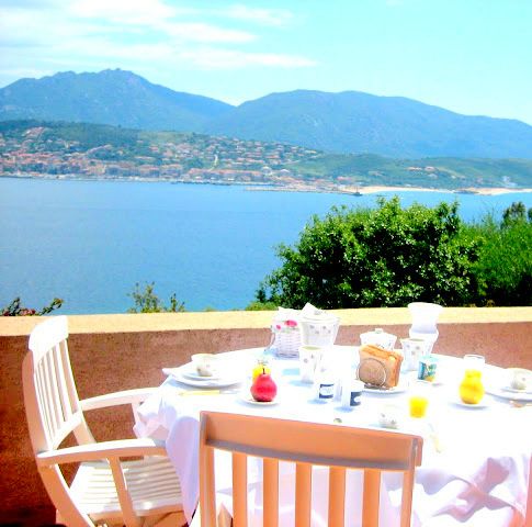 Voici une table de petit déjeuner sur l'une des terrasses privatives d'une chambre : MARINE (face à la mer et aux montagnes ) 